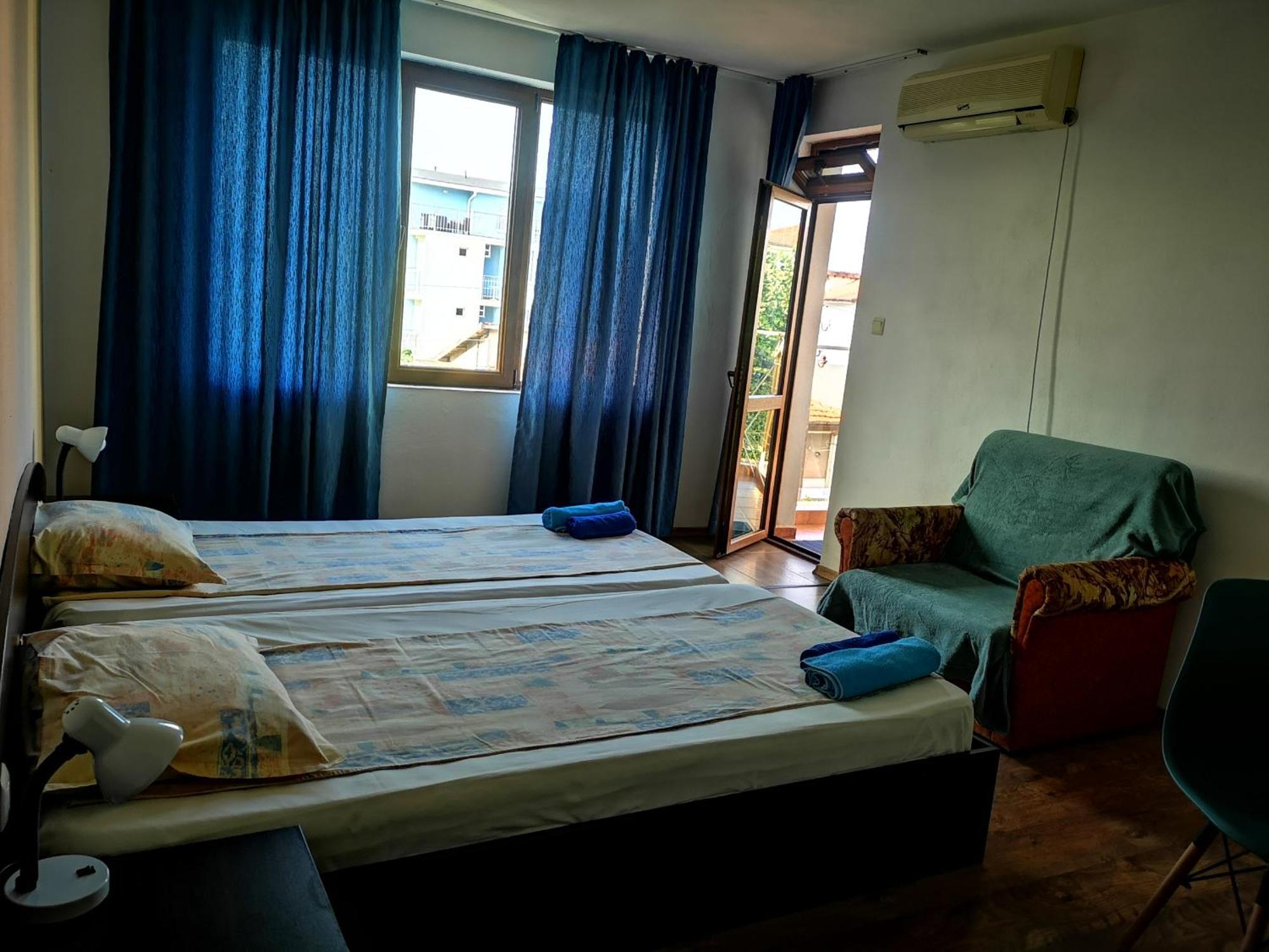 Paunovi Guest House Primorsko Rum bild