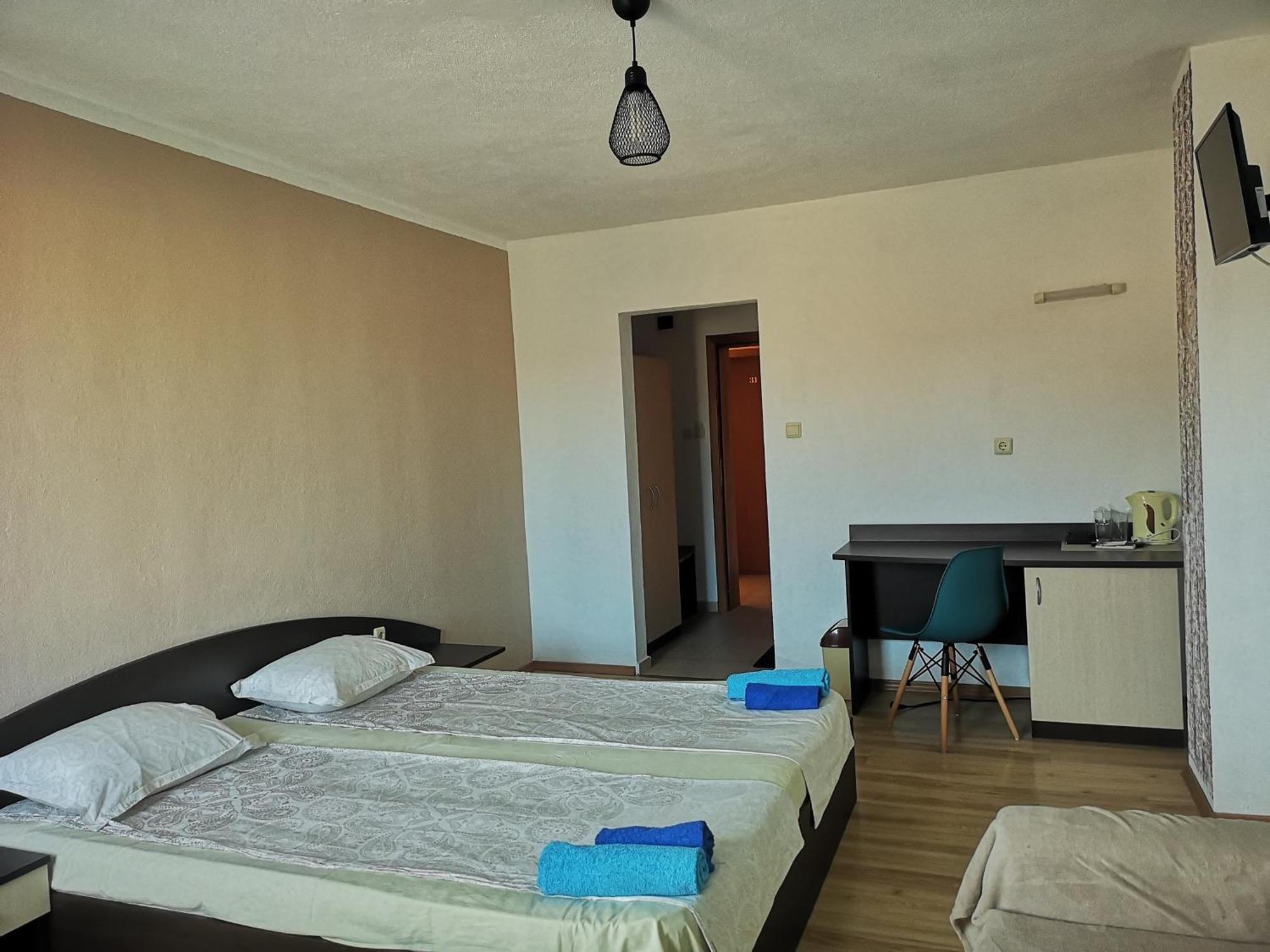 Paunovi Guest House Primorsko Rum bild